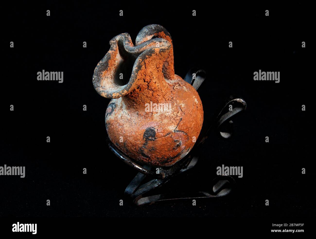 Ancien pichet en céramique, pour le vin et l'eau sur fond noir Banque D'Images