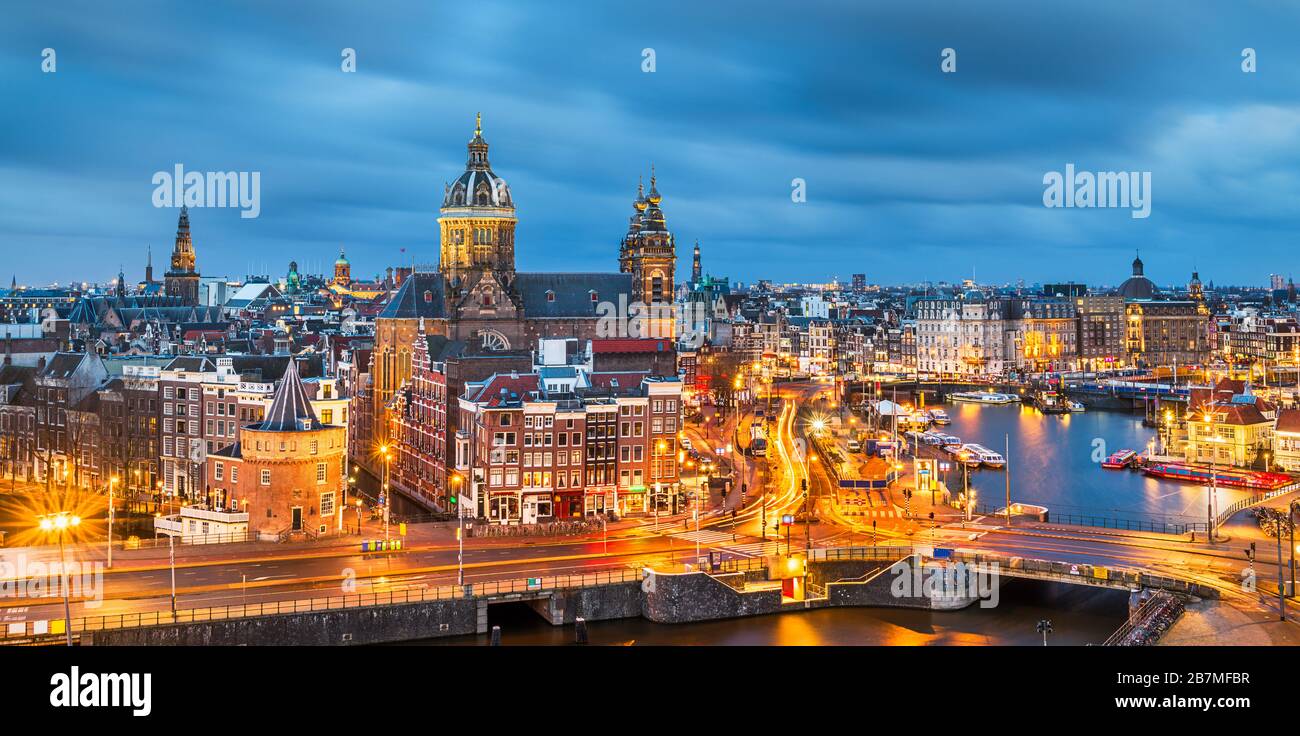 Amsterdam, Pays-Bas vue sur la ville depuis le quartier du Vieux Centre avec la basilique Saint-Nicolas. Banque D'Images