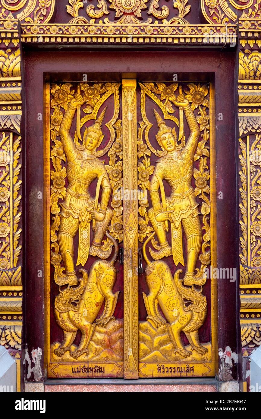 Porte ornée à Wat Dok Kham, Chiang Mai, Thaïlande Banque D'Images Porte ornée à Wat Dok Kham, Chiang Mai, Thaïlande Banque D'Images