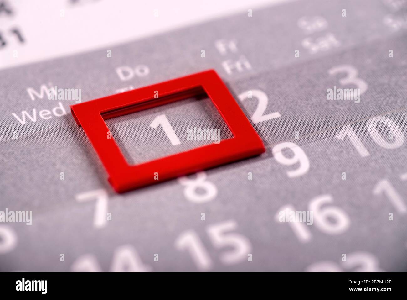 Un cadre rouge marque le premier jour d'un mois dans un calendrier Banque D'Images