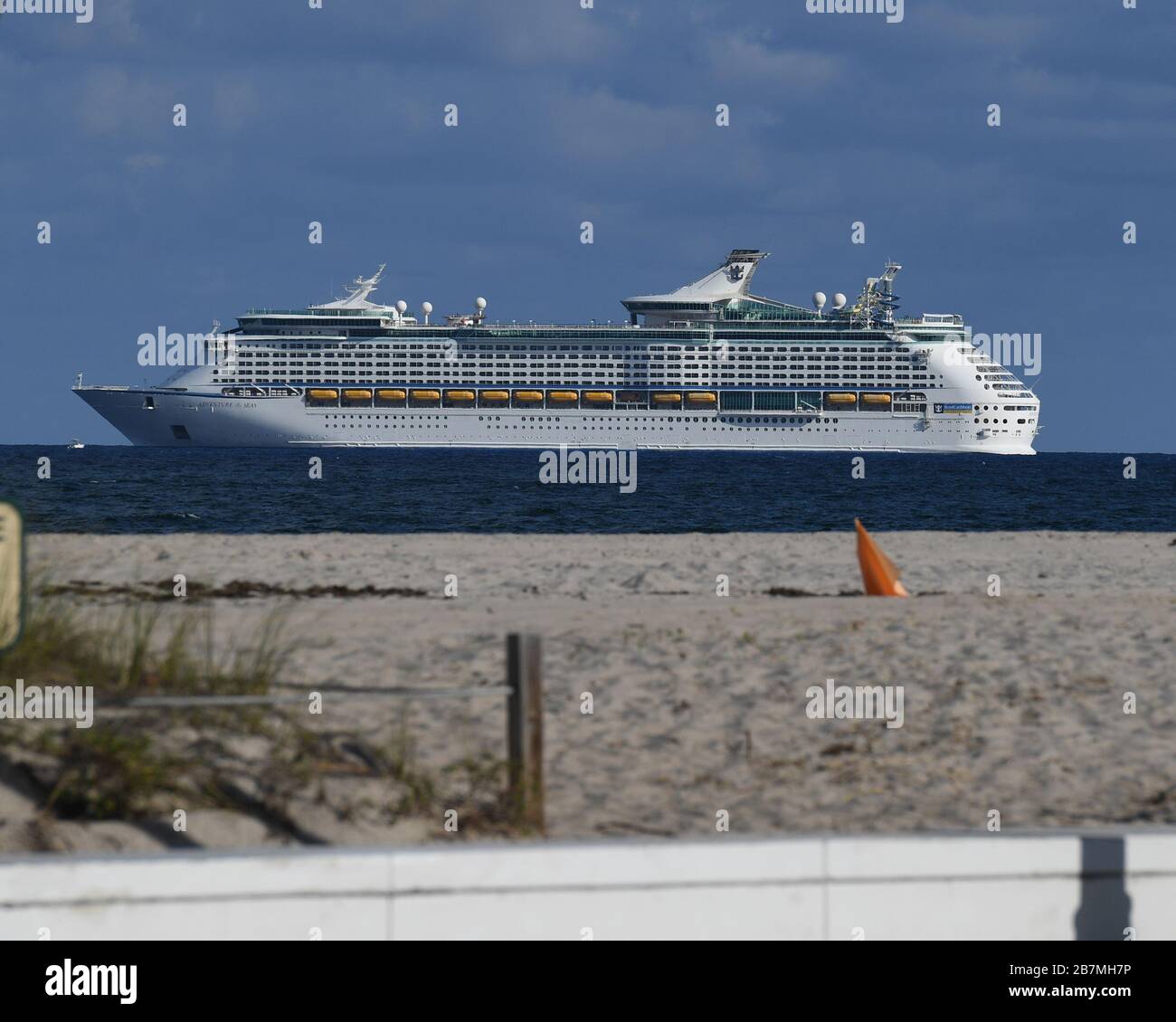 Fort Lauderdale FL, États-Unis. 16 mars 2020. Les gens font le plein de leurs activités alors que la Royal Caribbean Adventure of the Seas se trouve au large de la plage de fort Lauderdale où la plage est officiellement fermée jusqu'au 12 avril en raison de l'éclosion de Coronavirus (COVID-19) le 16 mars 2020 à fort Lauderdale, en Floride. Crédit: Mpi04/Media Punch/Alay Live News Banque D'Images