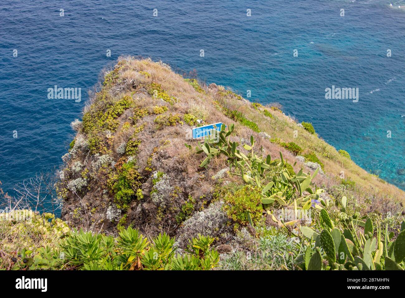 Paysage côtier madeira North Coast restaurant signe dans les falaises Banque D'Images