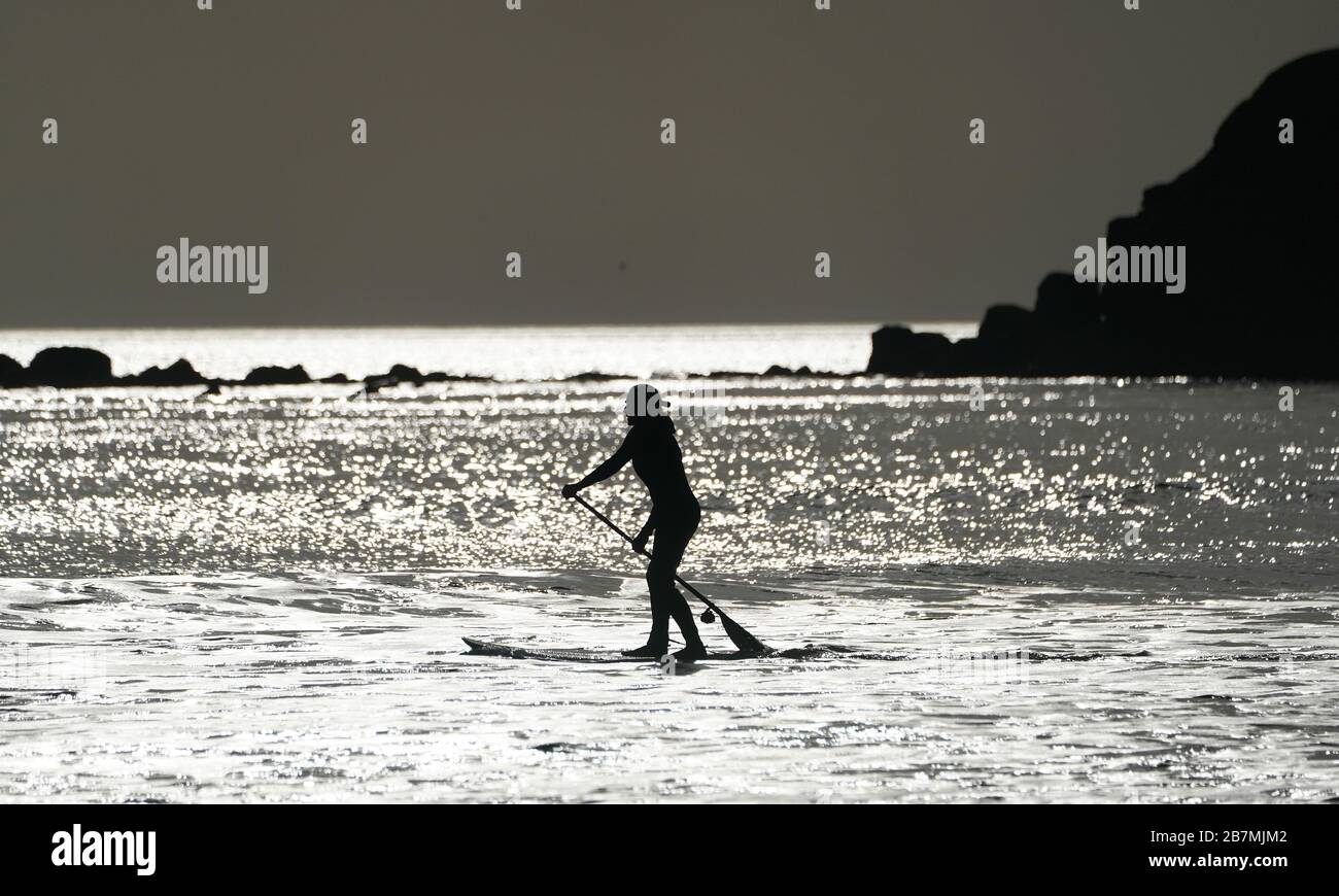 Une paddle-boarder sur la mer du Nord à Tynemouth sur la côte nord-est. Banque D'Images