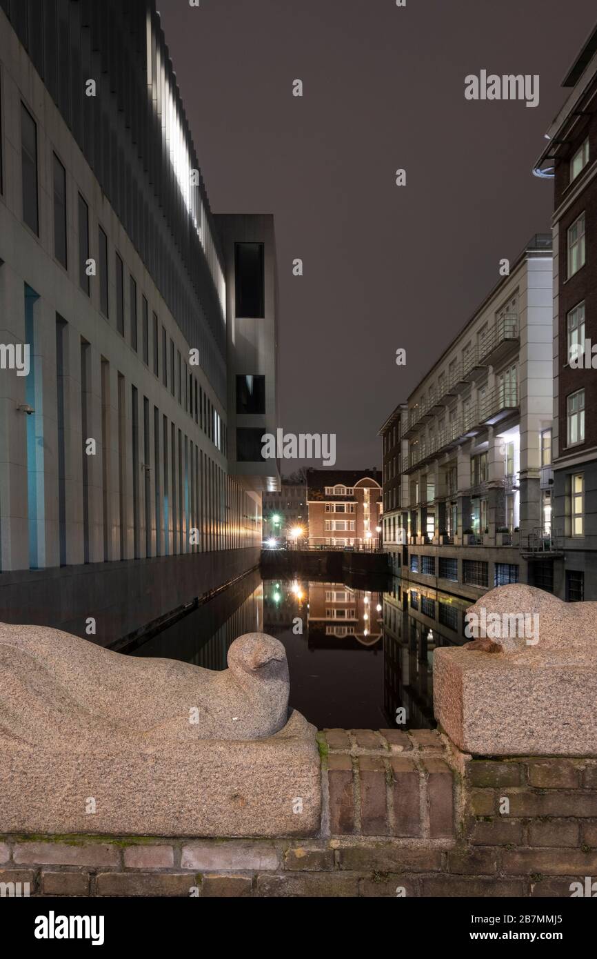 La Haye, Pays-Bas - 18 février 2019: Appartements avec eau entre et deux statues d'un animal au premier plan, la Haye, le Banque D'Images