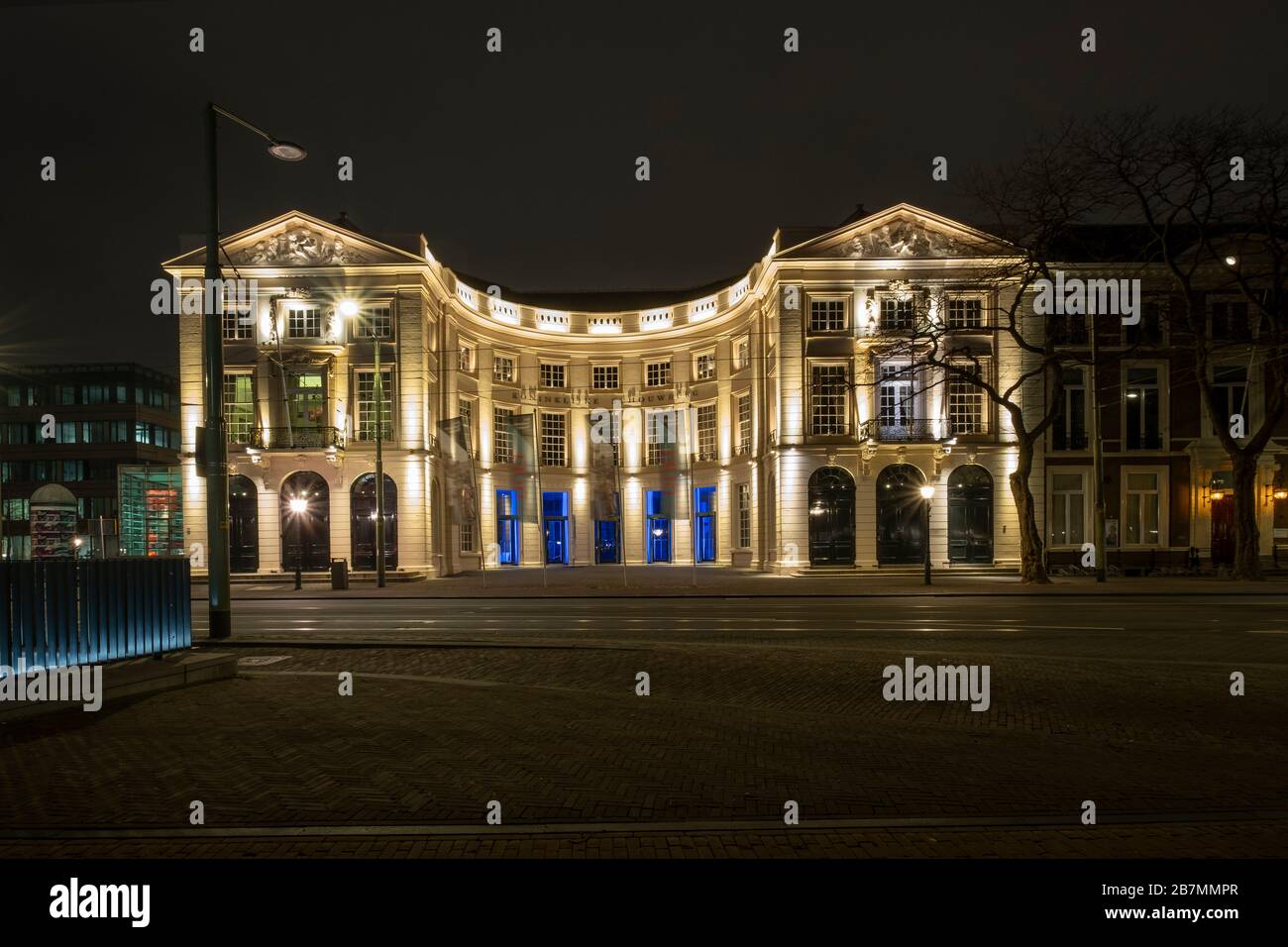 La Haye, Pays-Bas - 18 février 2019 : la Haye, Pays-Bas. Théâtre royal de la Haye au crépuscule, exposition longue, drapeaux flous devant Banque D'Images