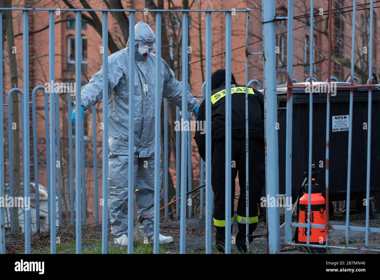 Un pompier désinfecte un homme vêtu d'un costume de protection à la  frontière germano-polonaise au pont de Goerlitz et Zgorzelec pendant les  mesures de contrôle sanitaire Photo Stock - Alamy