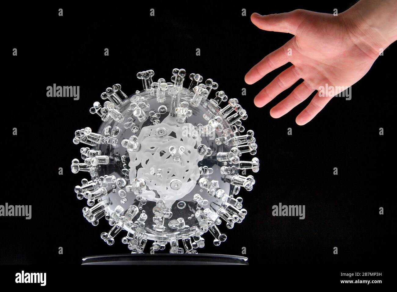 Une sculpture en verre du coronavirus (COVID-19) par Luke Jerram, artiste de Bristol, mesurant 23 cm de diamètre, est un million de fois plus grande que le virus réel. Il a été commandé il y a cinq semaines pour la Duke University School of Engineering en Amérique. Banque D'Images
