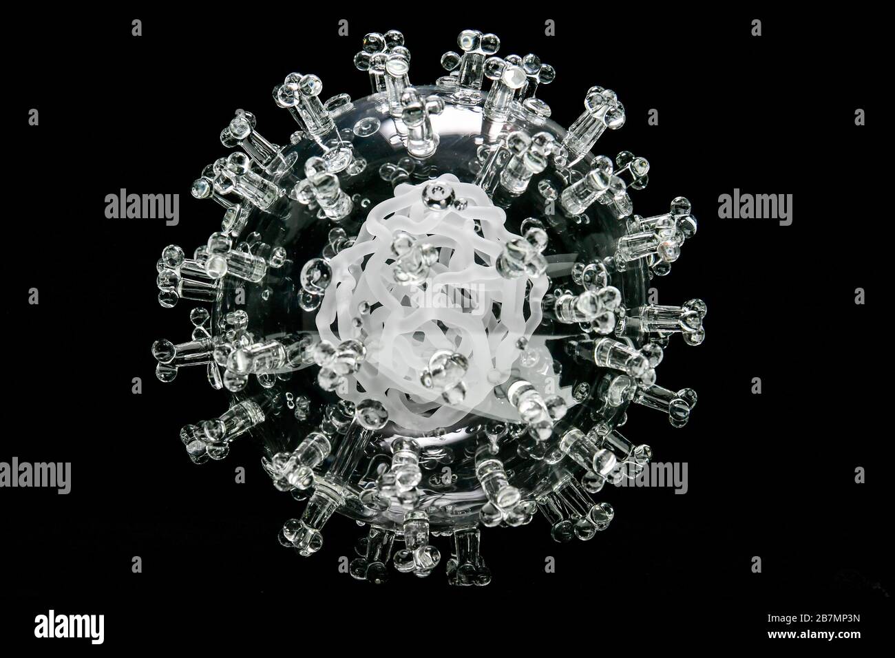 Une sculpture en verre du coronavirus (COVID-19) par Luke Jerram, artiste de Bristol, mesurant 23 cm de diamètre, est un million de fois plus grande que le virus réel. Il a été commandé il y a cinq semaines pour la Duke University School of Engineering en Amérique. Banque D'Images
