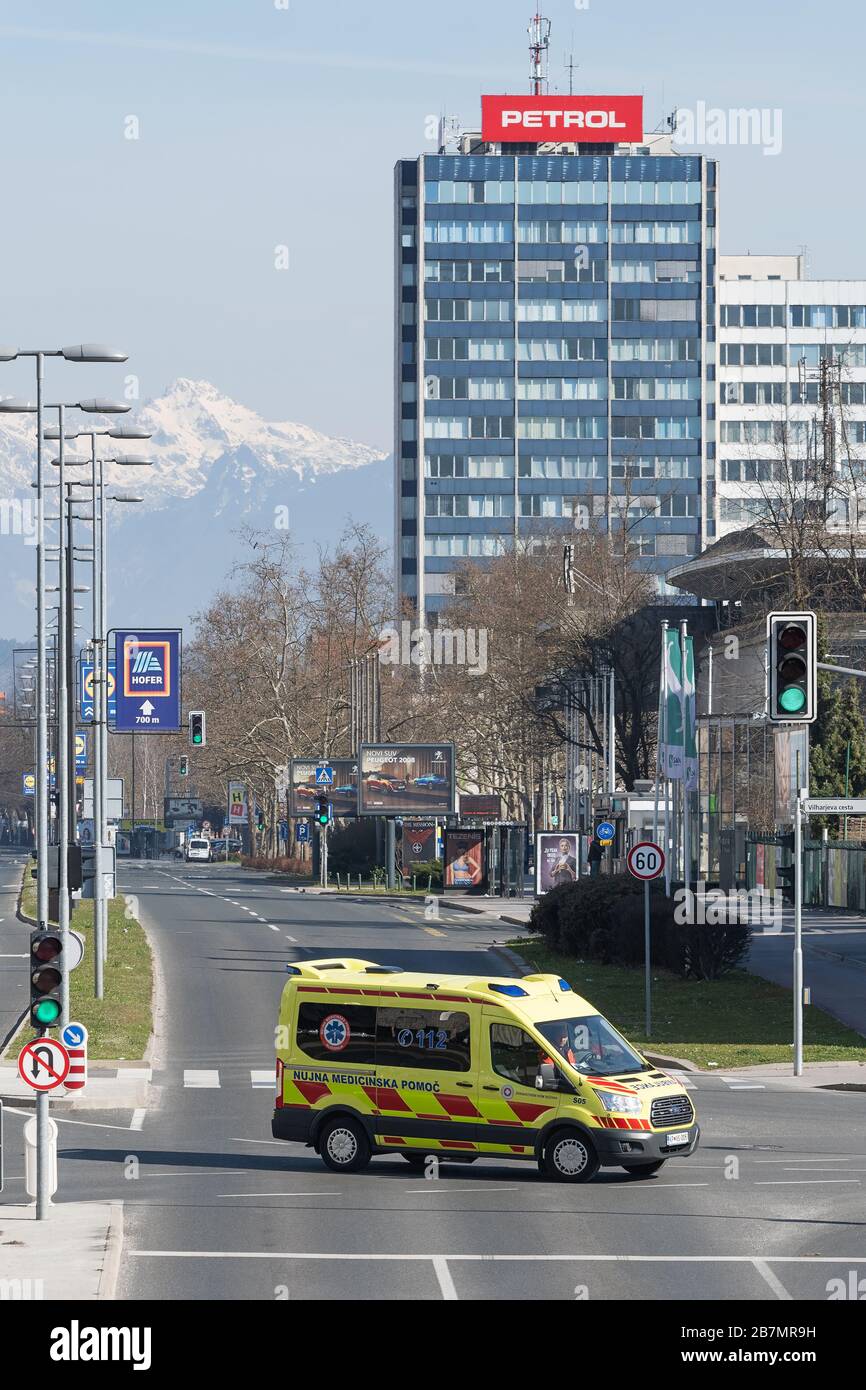 Ljubljana, Slovénie - 17 mars 2020 : véhicule d'urgence dans la rue vide Dunajska du centre-ville de Ljubljana, Slovénie pendant le monde du Coronavirus Covid-19 Banque D'Images