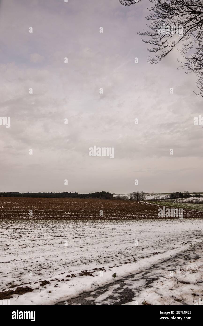 Labourer avec de la glace et de la neige au milieu de l'hiver Banque D'Images