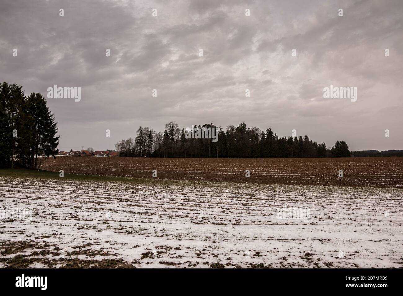 Labourer avec de la glace et de la neige au milieu de l'hiver Banque D'Images