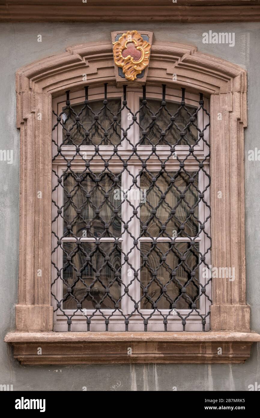 Vieille fenêtre d'un vieux bâtiment historique de la ville Banque D'Images