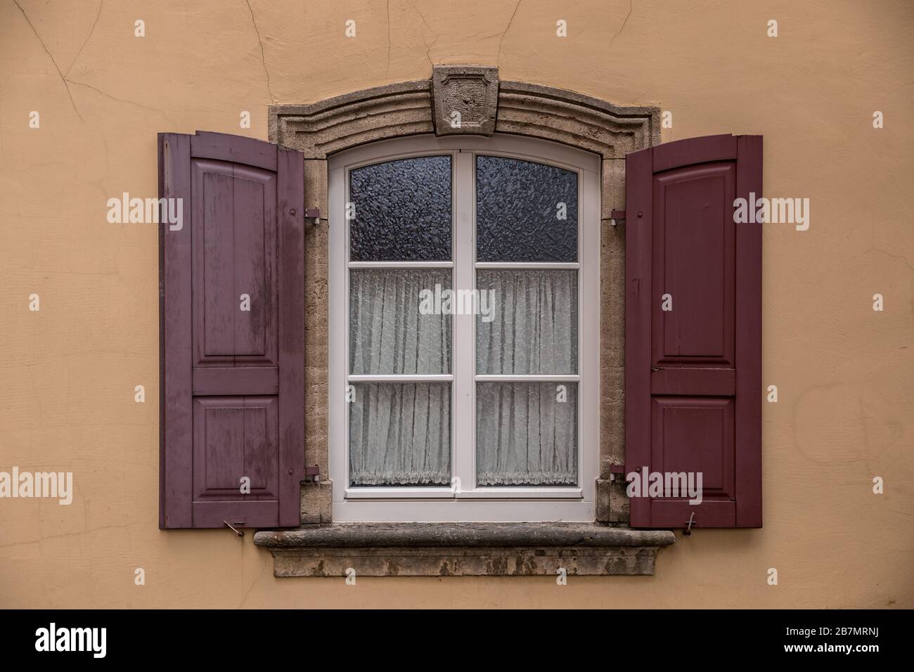 Vieille fenêtre d'un vieux bâtiment historique de la ville Banque D'Images