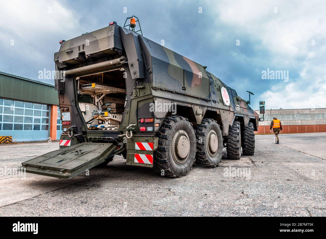 MUNSTER / ALLEMAGNE - 12 FÉVRIER 2020: Véhicule médical blindé allemand, GTK Boxer, de la Bundeswehr se tient sur une plate-forme. Banque D'Images