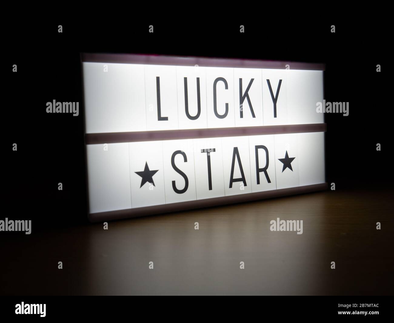 Boîte lumineuse à LED Lucky Star Sign dans l'obscurité Banque D'Images