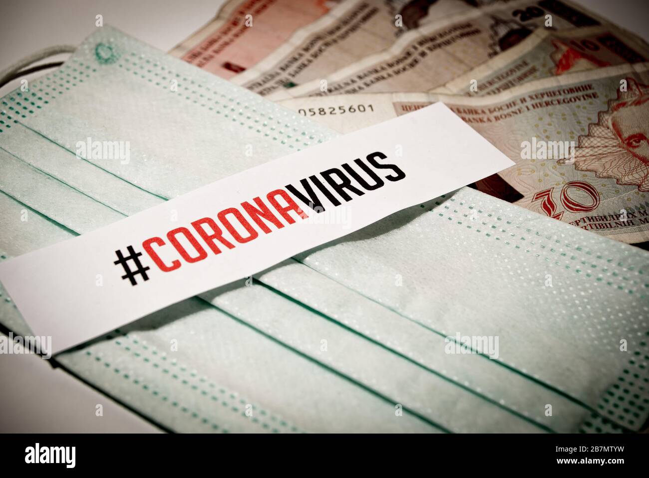 Impact du virus Corona sur le concept de l'économie bosniaque, billets avec masque médical virus corona covid-19 Banque D'Images