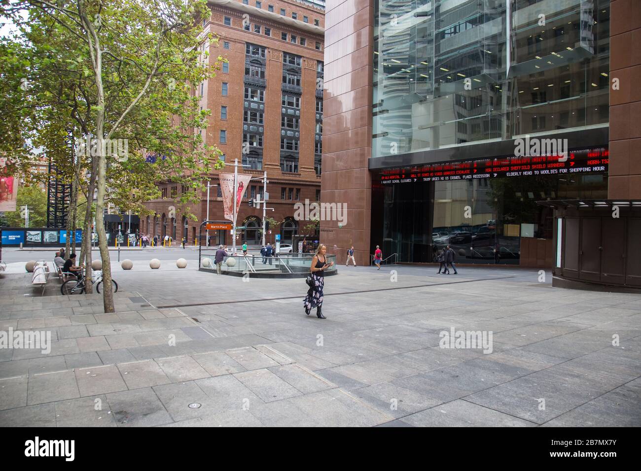 Martin place dans le quartier central des affaires de Sydney est très vide en raison de l'éclosion de Coronavirus, avec très peu de travailleurs de bureau autour, Sydney, Banque D'Images