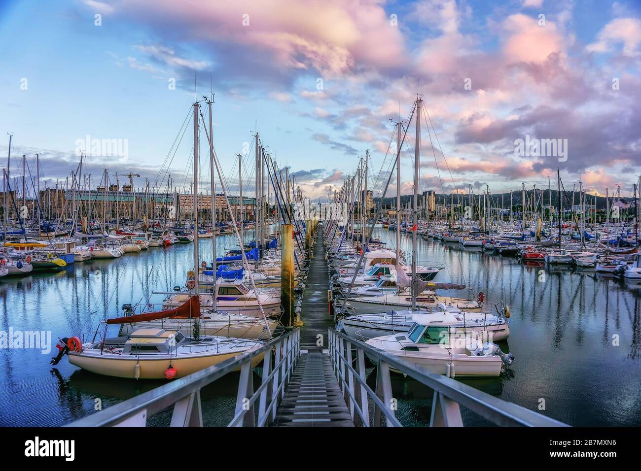 Vue en soirée de la jetée aux yachts dans la confortable ville portuaire de Cherbourg-Oktervill (Cherbourg) dans le nord-ouest de la France. Péninsule de Cotentin. Banque D'Images