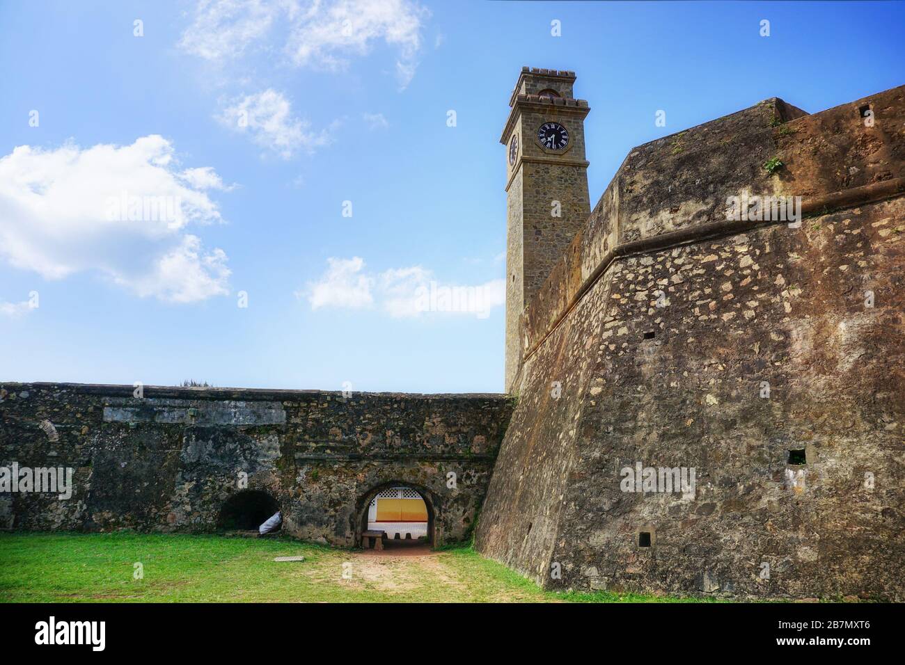 Horloge de ville, murs et tour d'un vieux fort portugais de la période coloniale dans la ville de Galle, Sri Lanka. Banque D'Images