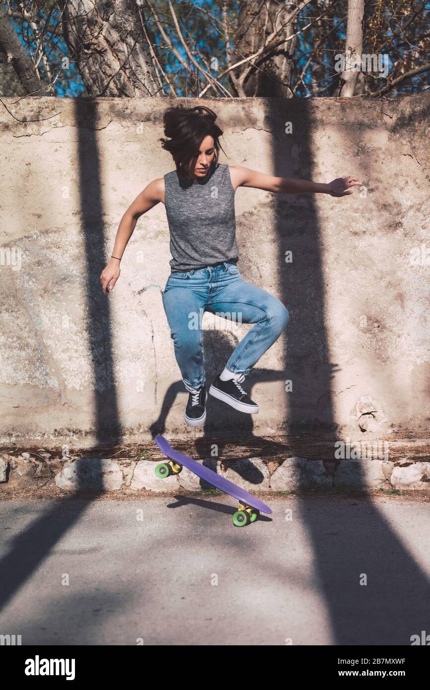 Un adolescent n'skateur un ollie trick avec penny skate in casual wearing,  concept de la liberté Photo Stock - Alamy