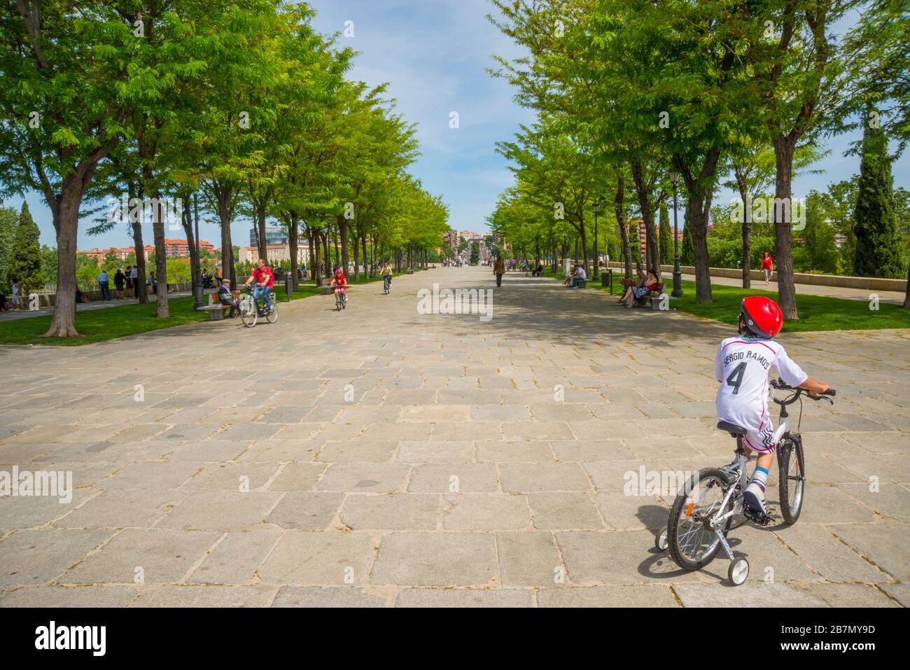 Les gens qui font du vélo au pont de Tolède. Madrid, Espagne. Banque D'Images