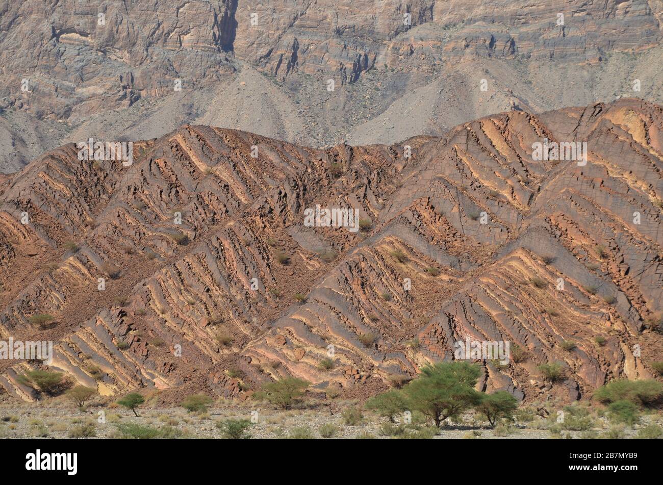 Collines ondulées colorées dans les montagnes Hajar oman Banque D'Images