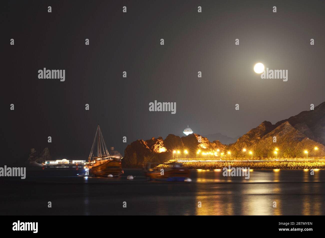 Pleine lune au-dessus de la baie de Muscat Oman Banque D'Images