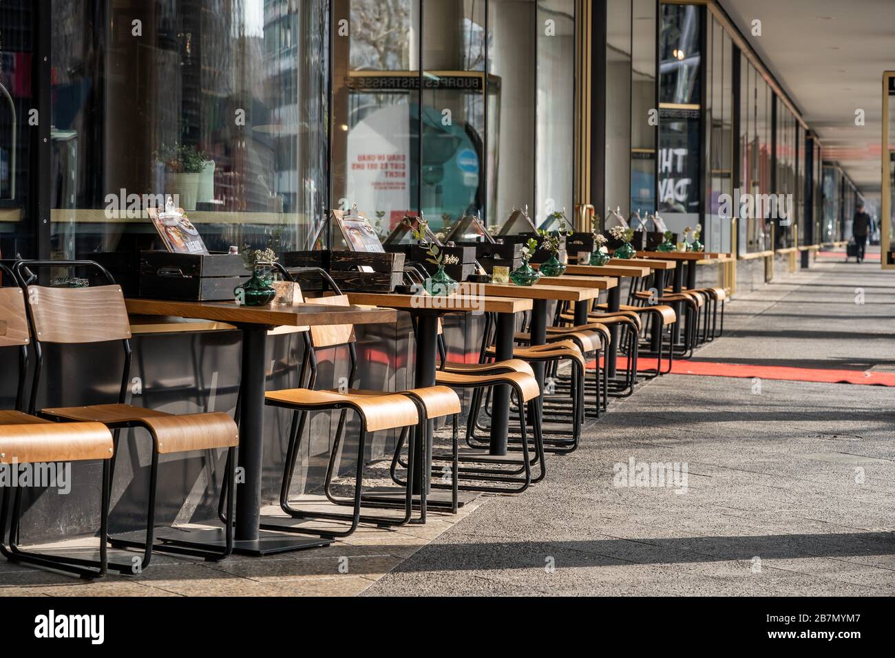 Berlin, Allemagne. 17 mars 2020. Le café de la rue devant le centre commercial 'Bikini-Haus' est abandonné à 11:00 du matin. Certains magasins sont déjà fermés, d'autres attendent les clients. Crédit: Michael Kappeler/dpa/Alay Live News Banque D'Images