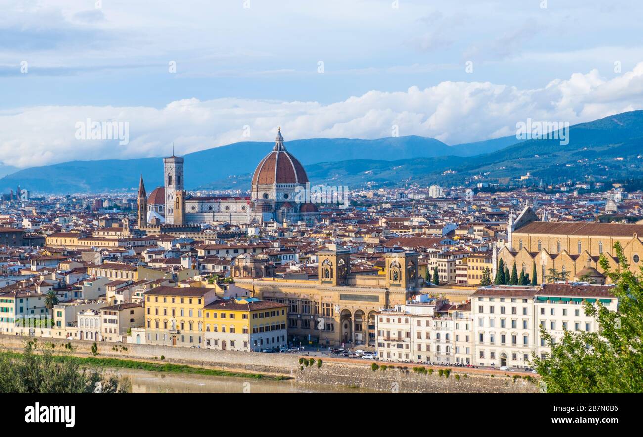 Vue vers le centre et centro storico, de Piazzale Michelangelo, Florence, Italie Banque D'Images