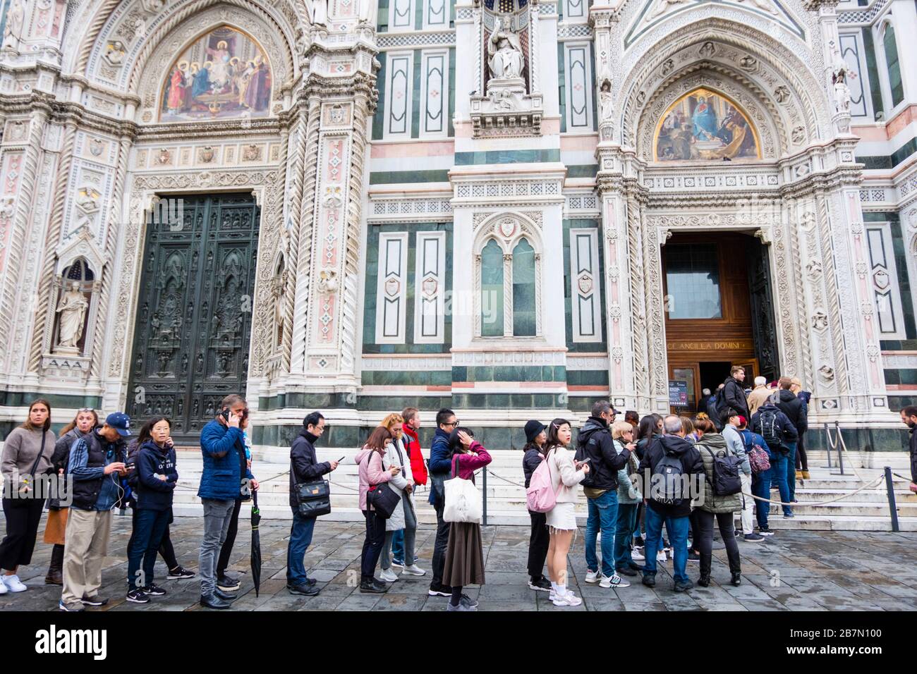 File d'attente pour Duomo, Cattedrale di Santa Maria del Fiore, cathédrale de Florence, Piazza del Duomo, Florence, Italie Banque D'Images
