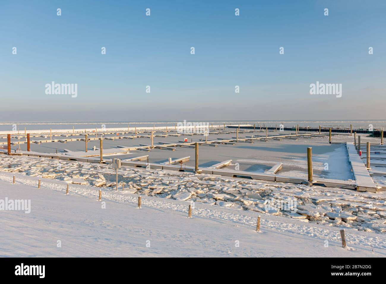 Port de plaisance vide à Wyk, xtreme hiver sur l'île de Föhr, Mer du Nord, Patrimoine mondial de l'UNESCO, Frise du Nord, Schleswig-Holstein, Allemagne du Nord, Europe Banque D'Images