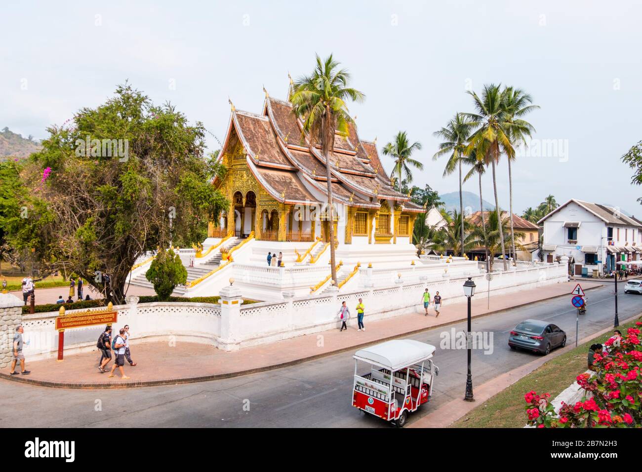 Sisavangvong Road, avec Haw Pha Bang, Luang Prabang, Laos Banque D'Images