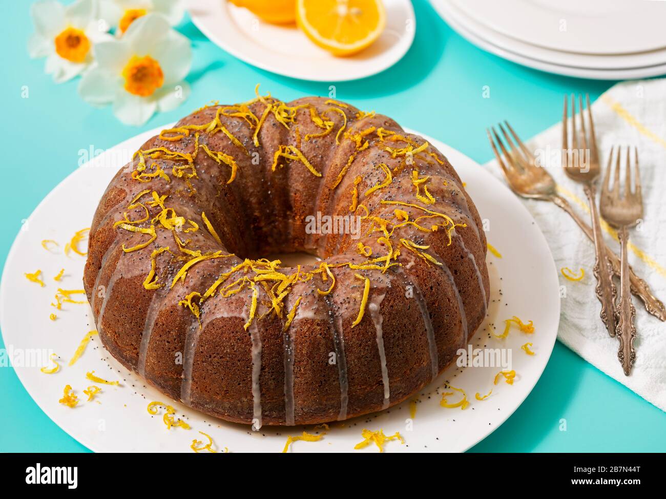 Gâteau aux graines de pavot au citron maison recouvert de Zest au citron Banque D'Images