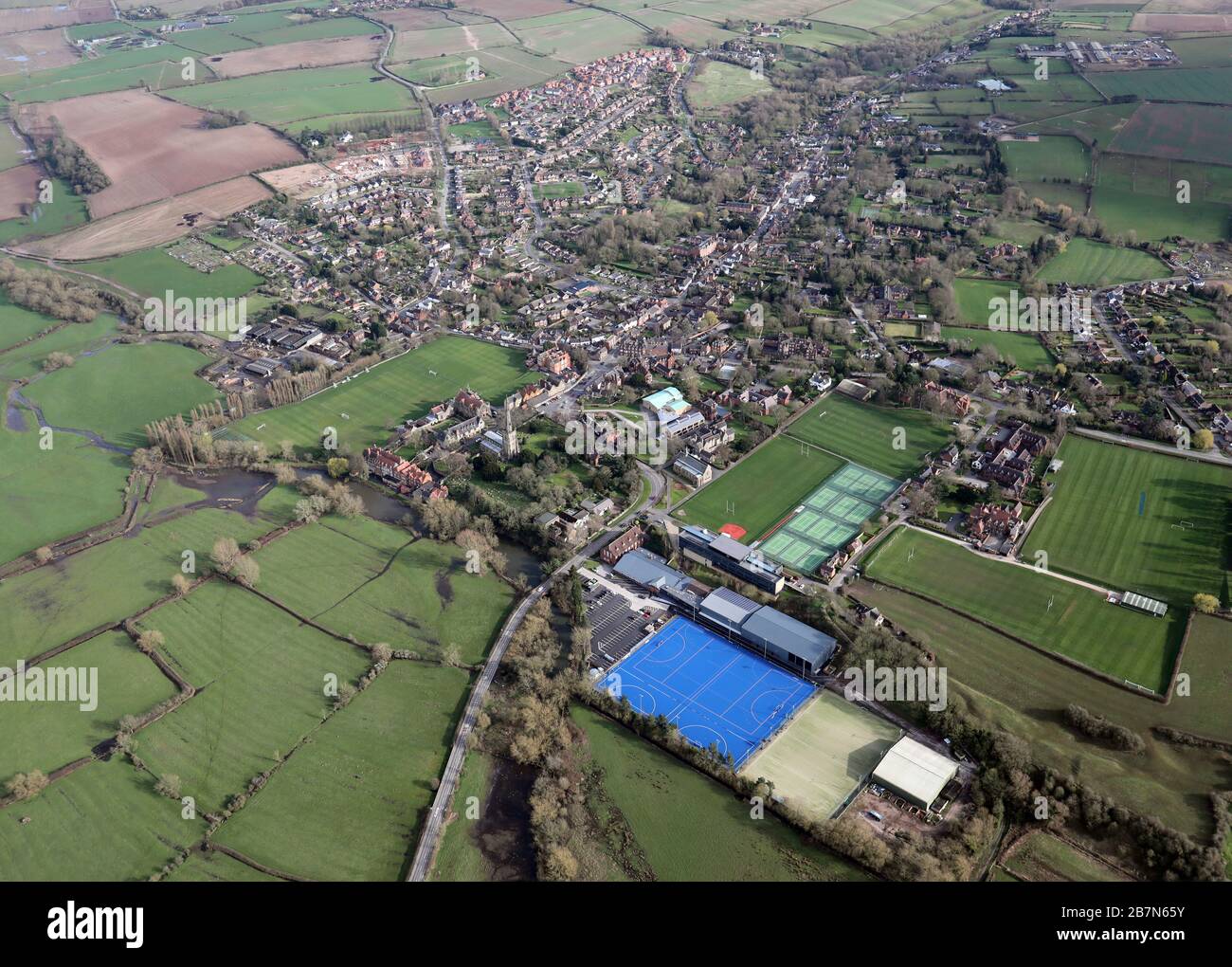 Vue aérienne du village de Repton près de Derby, avec Repton Hockey Club (terrain bleu en premier plan) et Repton School en avant Banque D'Images