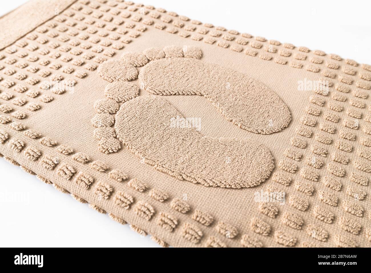 Serviette de bain beige pour jambes sur fond clair Banque D'Images