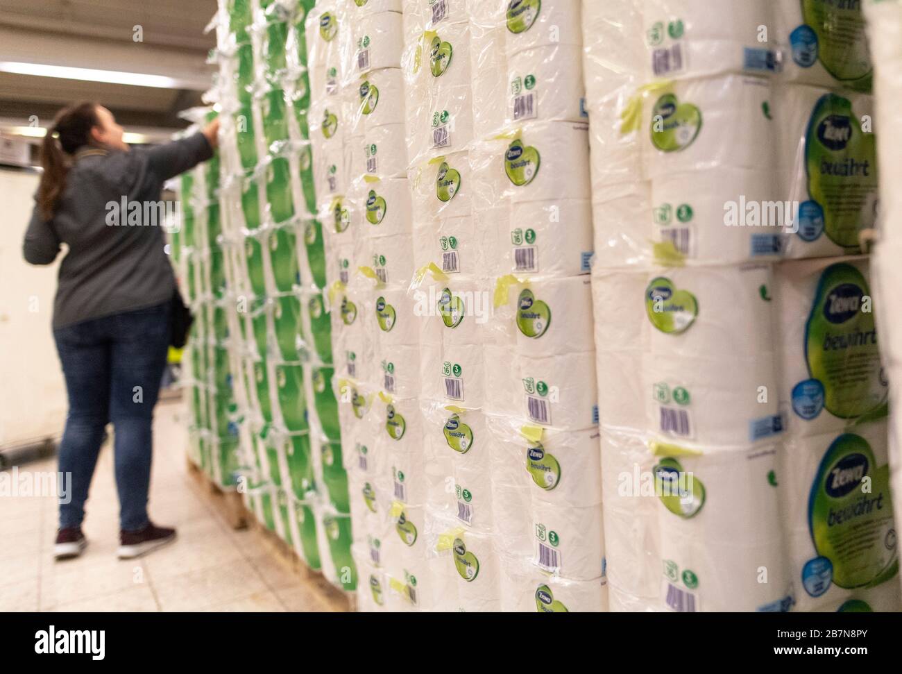 17 mars 2020, Bade-Wuerttemberg, Offenburg: Un employé d'un marché Edeka remplit le papier toilette. Selon Edeka, pendant la situation du coronavirus, une fourniture suffisante de biens aux magasins est actuellement garantie. Photo : Patrick Seeger/dpa Banque D'Images