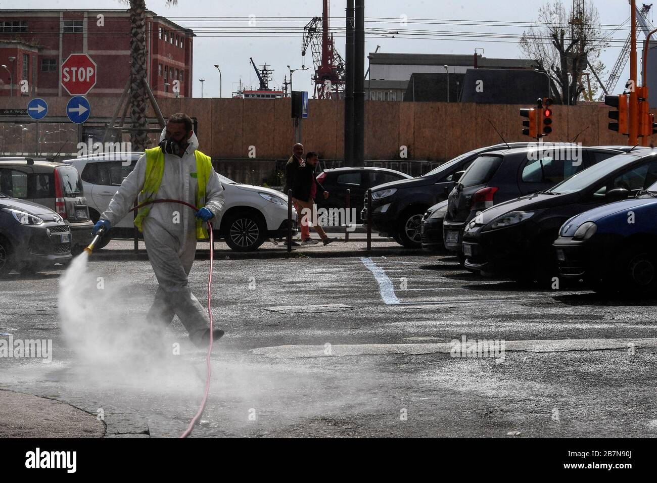 Singes, Italie. 17 mars 2020. Les agents sanitaires désinfectent les rues, à l'hôpital Loreto Mare, dans la ville de Naples pour contrer le danger d'une infection par le coronavirus (COVID 19). Crédit: Independent photo Agency SRL/Alay Live News Banque D'Images