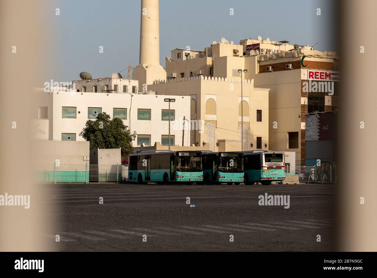 Une gare routière publique fermée au cœur de Doha. Le Qatar a mis en œuvre une série de mesures visant à contenir le déclenchement du nouveau coronavirus dans le pays. Les mesures comprennent la fermeture des écoles et des universités, l'interdiction temporaire des vols entrants et l'interdiction de dîner dans les restaurants et les cafés. Un paquet économique et financier fournira des incitations d'un montant de 75 milliards de riyaux qatariens (23 milliards de dollars) pour aider le secteur privé des affaires pendant l'épidémie. Banque D'Images