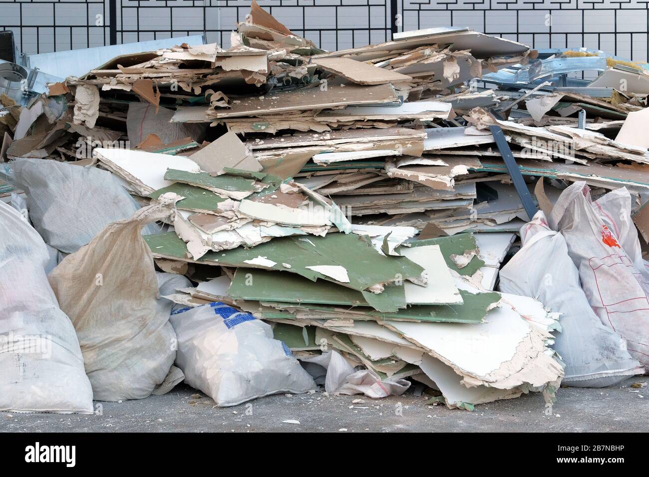 Tas de déchets, contamination écologique par des déchets de plastique et de construction. Élimination des débris. Tas de détritus. Banque D'Images