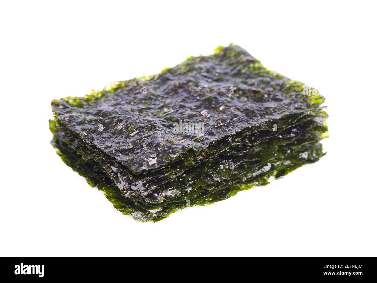 Algues nori croustillantes isolées sur fond blanc. Cuisine japonaise nori. Feuilles d'algues sèches. Banque D'Images