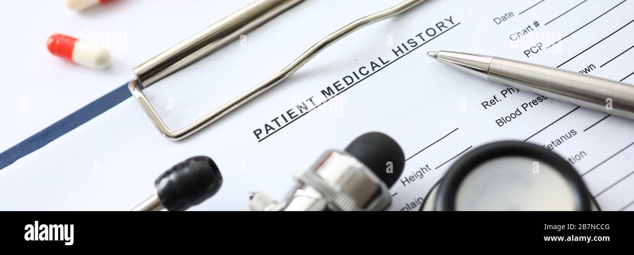 Instruments médicaux et pilules se trouvant sur la liste des antécédents du patient Banque D'Images