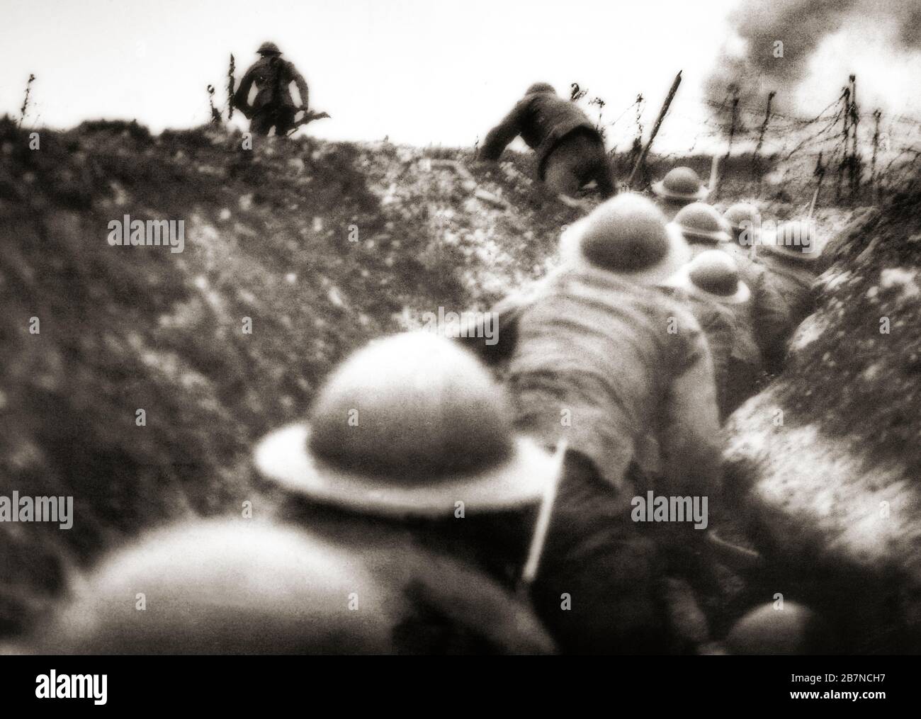Les soldats qui sortent d'une tranchée lors d'un raid sur des positions allemandes près d'Arras le 24 mars 1917. Malheureusement, certains d'entre eux ont été tués lorsque les obus britanniques sont tombés en-deçà Banque D'Images