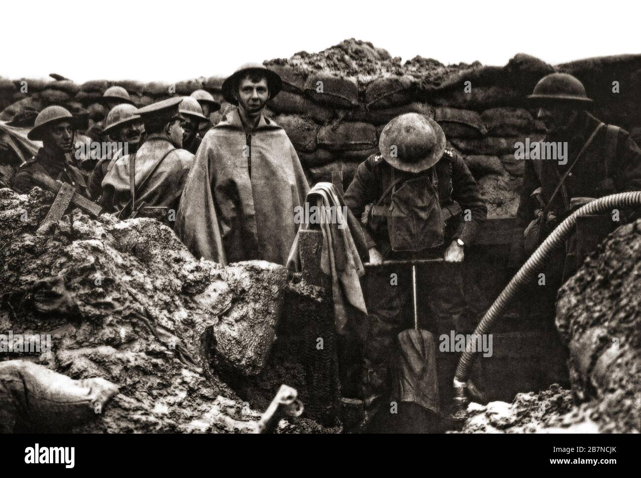 Des soldats du Lancashire Fusiliers qui pompent de l'eau à partir d'une tranchée près de Ploegsteert Wood, un secteur du Front occidental en Flandre dans la région wallonne du nord-ouest de la Belgique. Banque D'Images