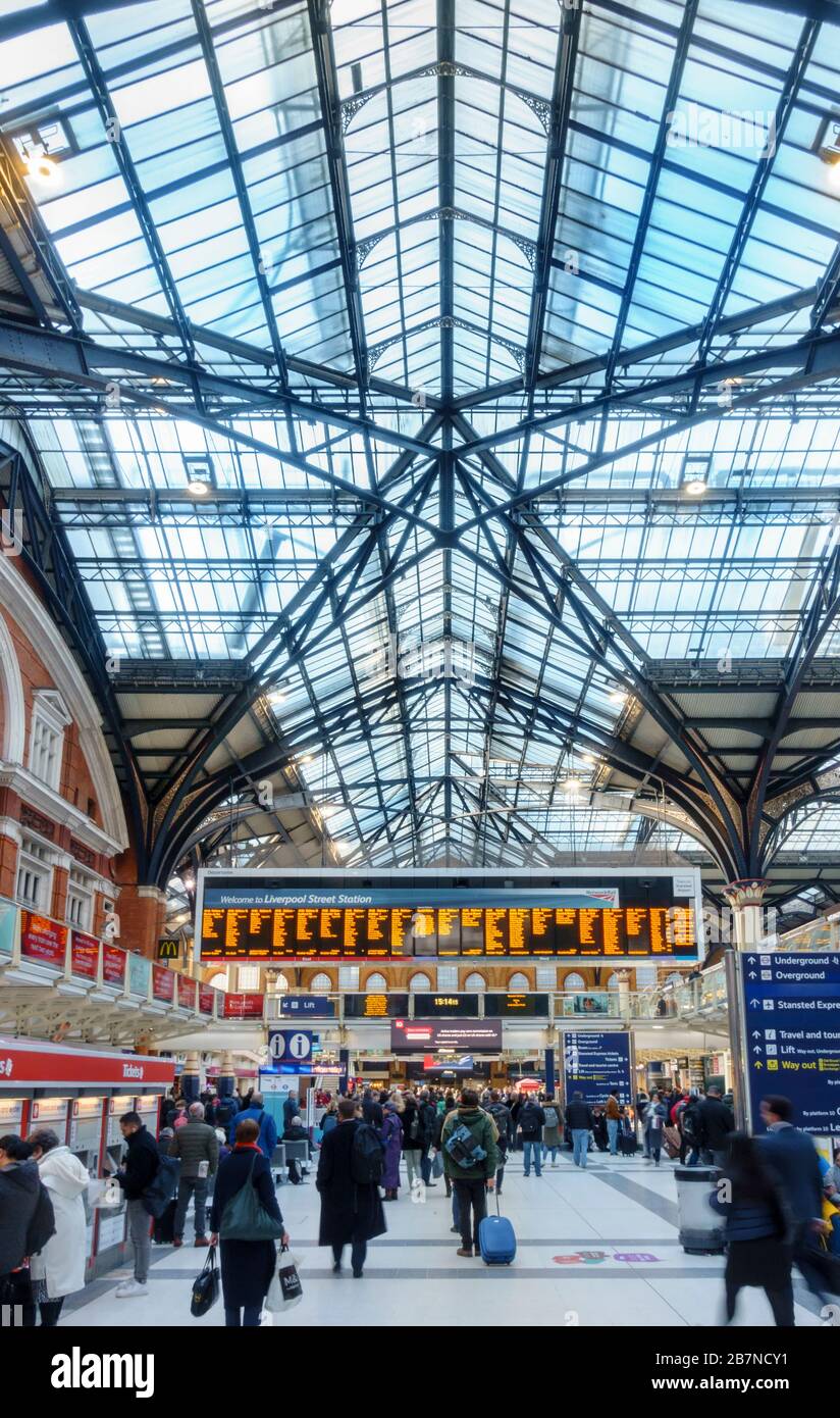 Royaume-Uni, Angleterre, Londres. L'intérieur de la gare de Liverpool Street avec les navetteurs Banque D'Images