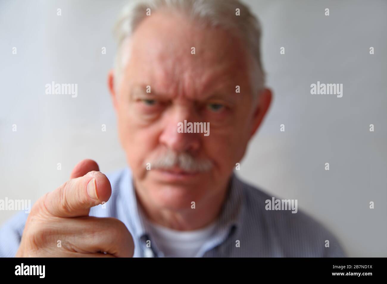 Un homme plus âgé critique pointe sur le visualiseur, se concentrer sur le doigt Banque D'Images