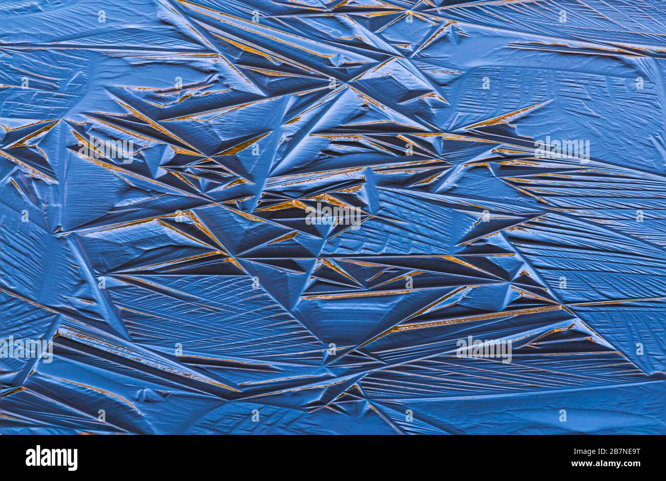 La glace géométrique bleue forme un arrière-plan naturel abstrait Banque D'Images