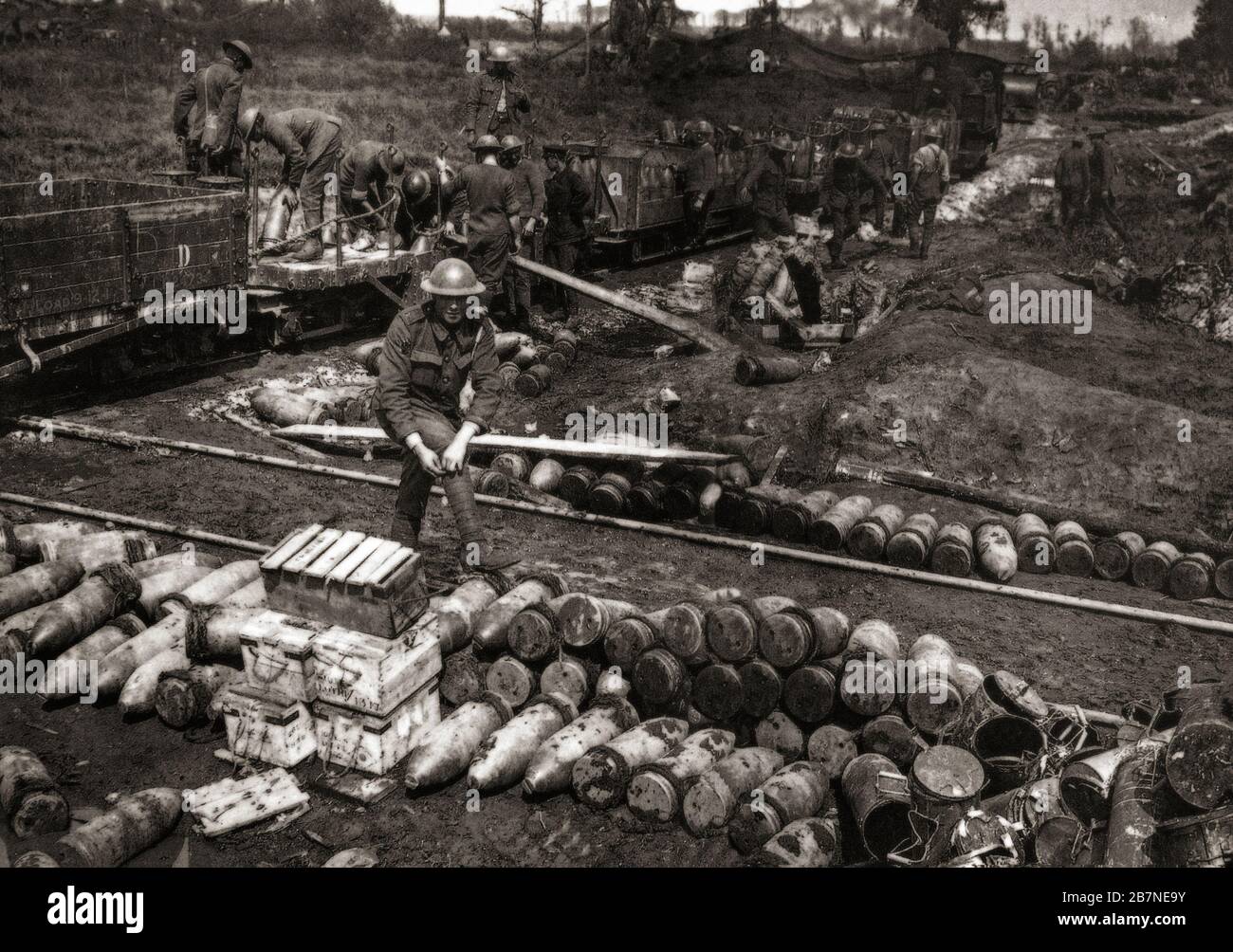 Munitions déchargées d'un chemin de fer léger à munitions déchargées d'un chemin de fer léger à Brielen, un village belge en Flandre Occidentale pendant la 3ème bataille d'Ypres. Banque D'Images