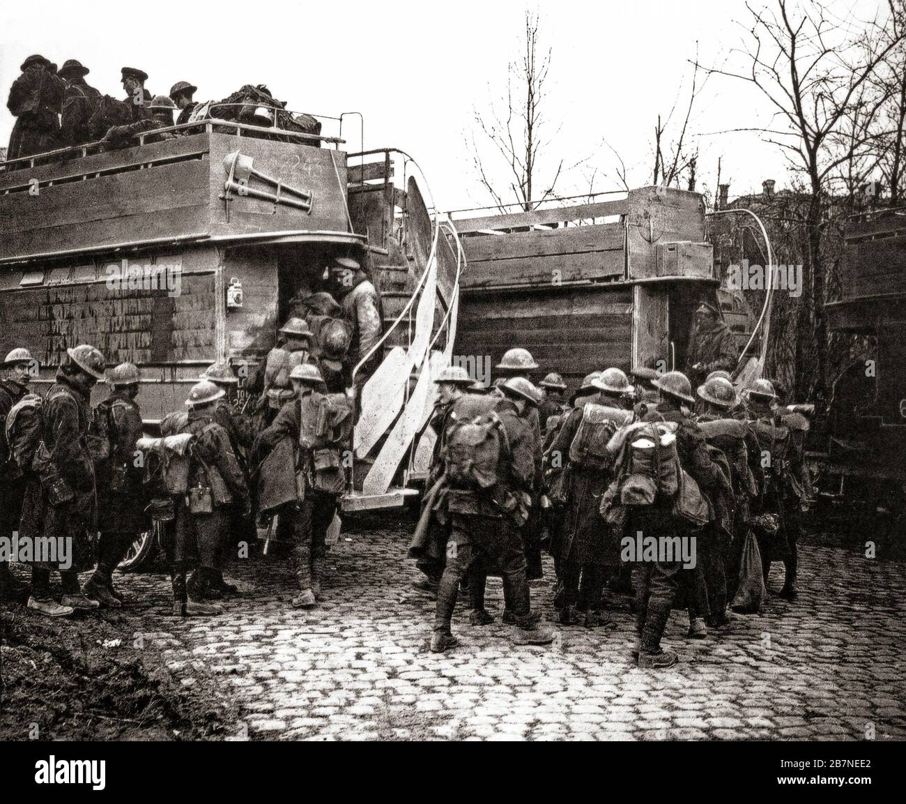 Les troupes britanniques qui ont embarquement ont converti des bus londoniens à Arras, capitale du département du pas-de-Calais, sur leur chemin pour se reposer et se détendre. Près de 1 000 autobus ont été utilisés sur le front occidental pour transporter des troupes pendant la première Guerre mondiale. Banque D'Images