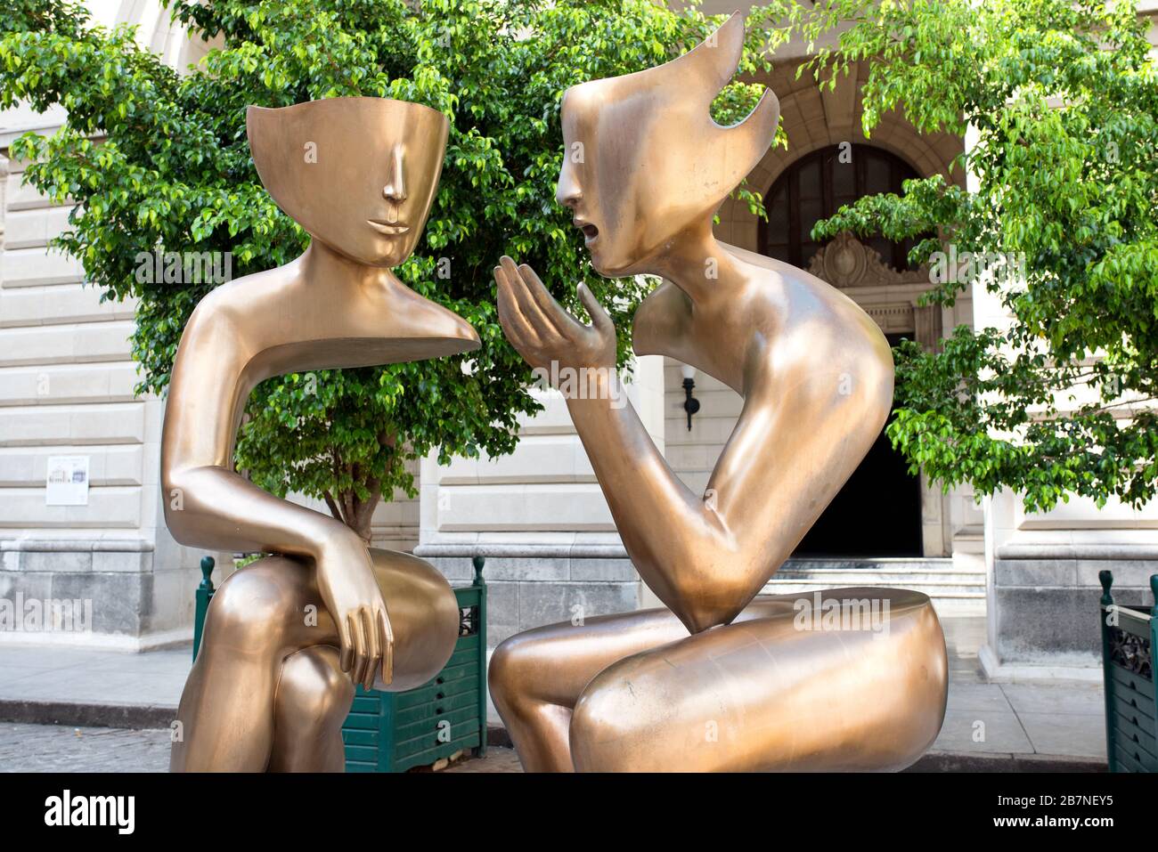 Sculpture contemporaine en bronze intitulée 'la Conversación' (la conversation) réalisée par l'artiste français Etienne. Plaza San Francisco, la Havane. Banque D'Images