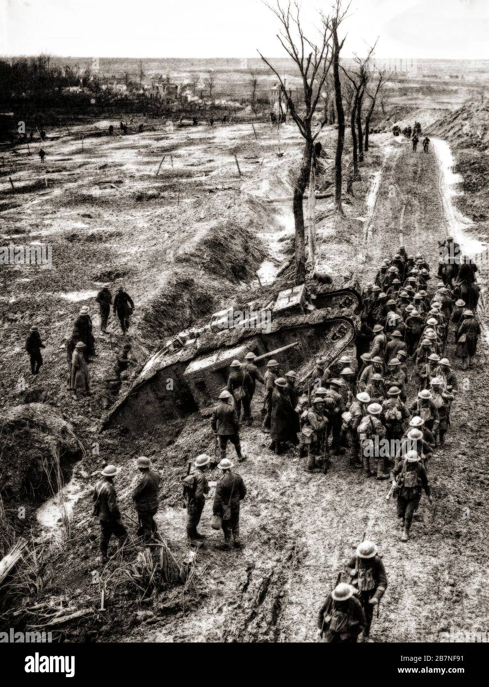 Les soldats britanniques se rassemblent autour d'un char, hors d'action sur le côté d'une route de campagne pendant la bataille d'Arras (également appelée deuxième bataille d'Arras), une offensive britannique sur le front occidental du 9 avril au 16 mai 1917. Banque D'Images
